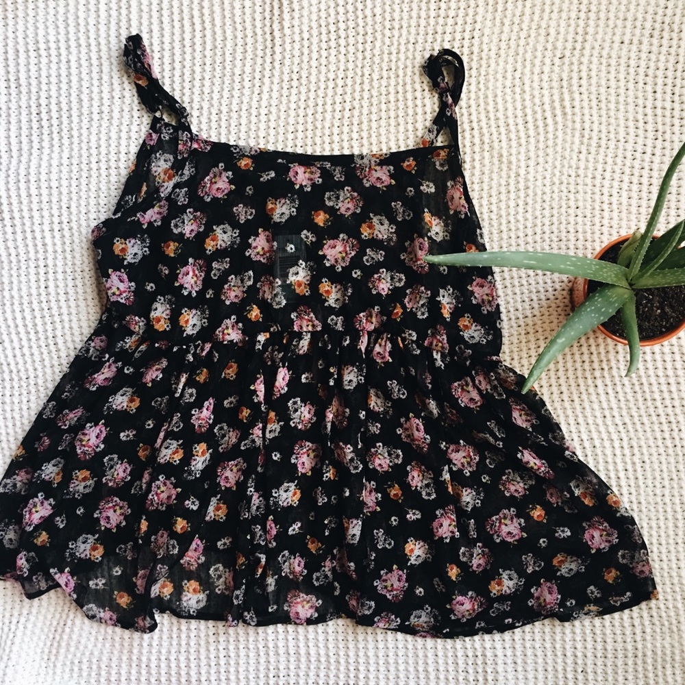 🌻 3/$15!!!🌻 Torrid Sheer Flowy Floral Top